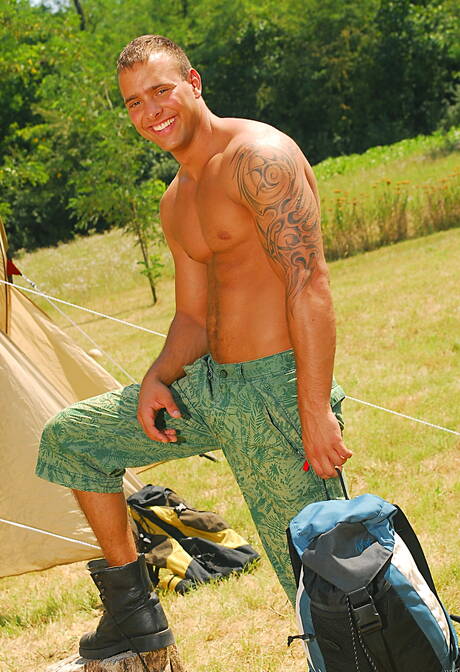 匈牙利大力士傑森·維斯康蒂在戶外裸體秀出性感臀部