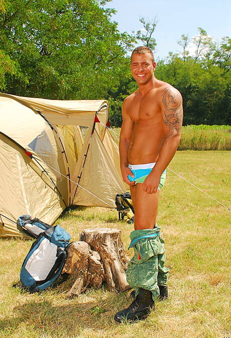 匈牙利大力士傑森·維斯康蒂在戶外裸體秀出性感臀部