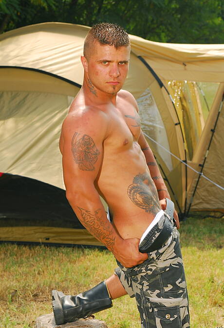 Il duro Mr. Blade posa nudo e mostra il suo sedere sodo all