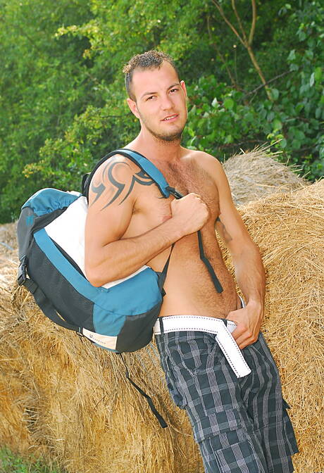 硬漢埃文·羅謝爾在戶外裸體擺姿勢，露出臀部