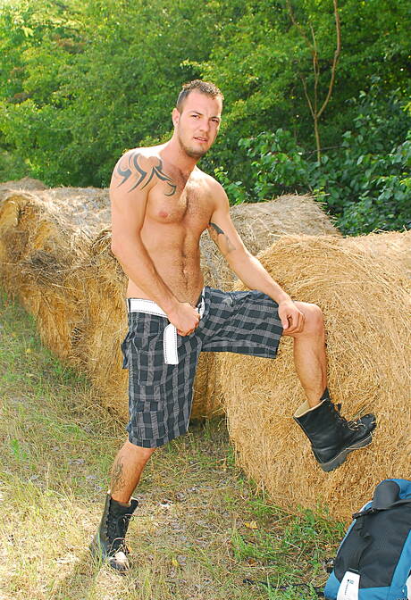 硬漢埃文·羅謝爾在戶外裸體擺姿勢，露出臀部