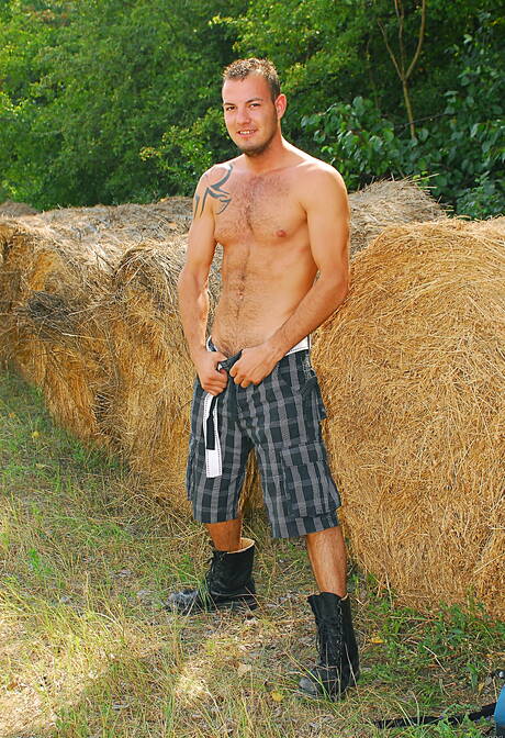 硬漢埃文·羅謝爾在戶外裸體擺姿勢，露出臀部