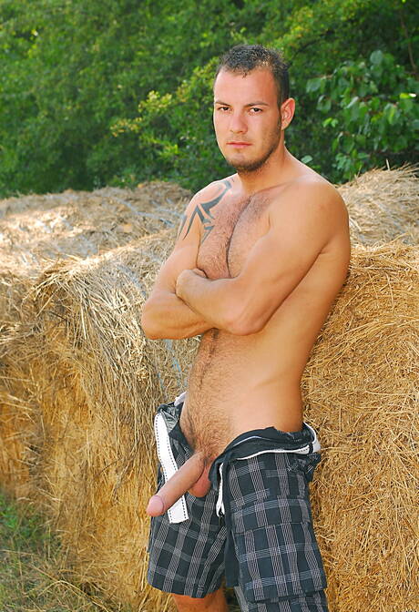 Tough guy Evan Rochelle posing naked and showing his ass outside