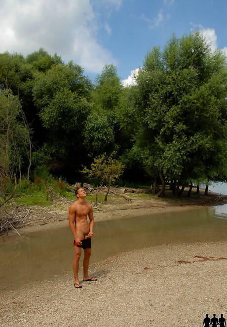 匈牙利帥哥喬伊·維斯康蒂在泳池邊調情