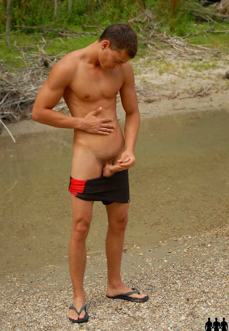 匈牙利帥哥喬伊·維斯康蒂在泳池邊調情