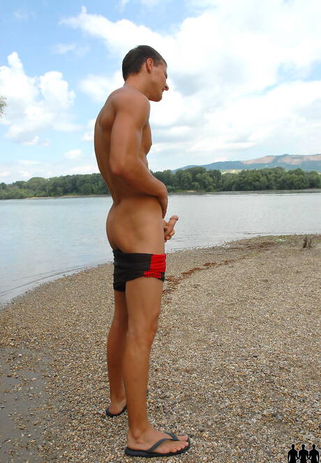 匈牙利帥哥喬伊·維斯康蒂在泳池邊調情