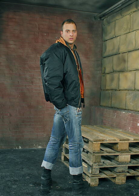 Le costaud hongrois Jimmy Visconti taquine sa bite