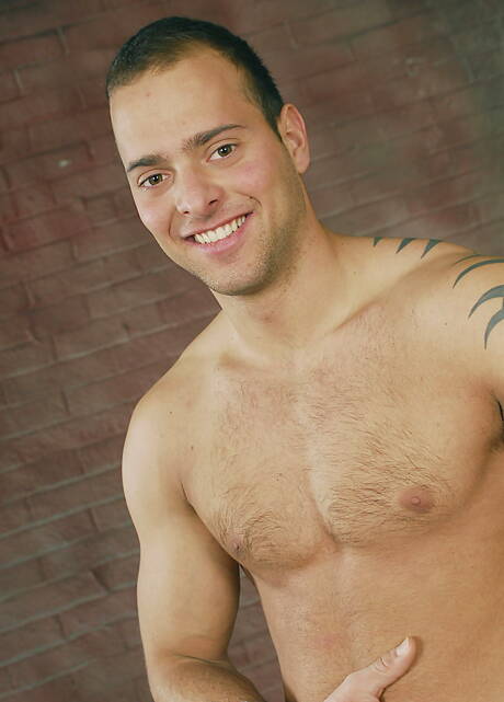 Le costaud hongrois Jimmy Visconti taquine sa bite