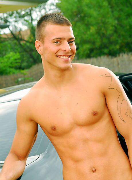 Le dur à cuire hongrois Joey Visconti se déshabille et montre ses fesses chaudes en extérieur