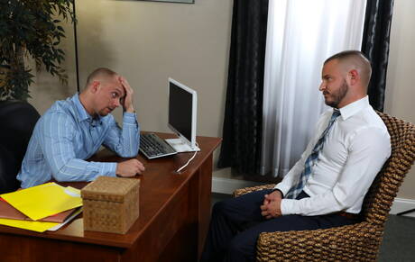 O forte garoto americano John Magnum e o garanhão peludo Sean Harding fodem a bunda depois de chupar