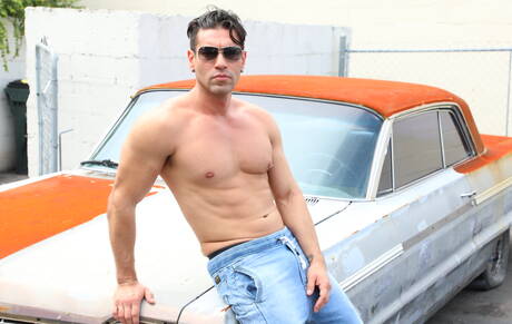 Dos estadounidenses sementales Alexander Garrett y la nutria Jay Donahue en sexo anal duro al aire libre