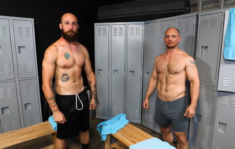 Zwei amerikanische Typen, der Hengst John Magnum und der Otter Dustin Steele, ficken nach dem Blowjob