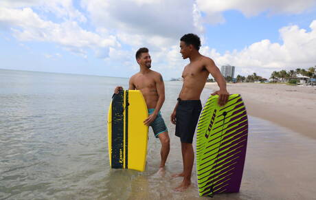 Stud Bentley Michaels and american muscular Mateo Fernandez fuck after interracial blowjob and fisted on beach