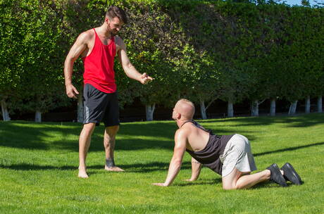Australische otter Woody Fox en Amerikaanse gespierde Leo Luckett in een hete kontneuk bij het zwembad