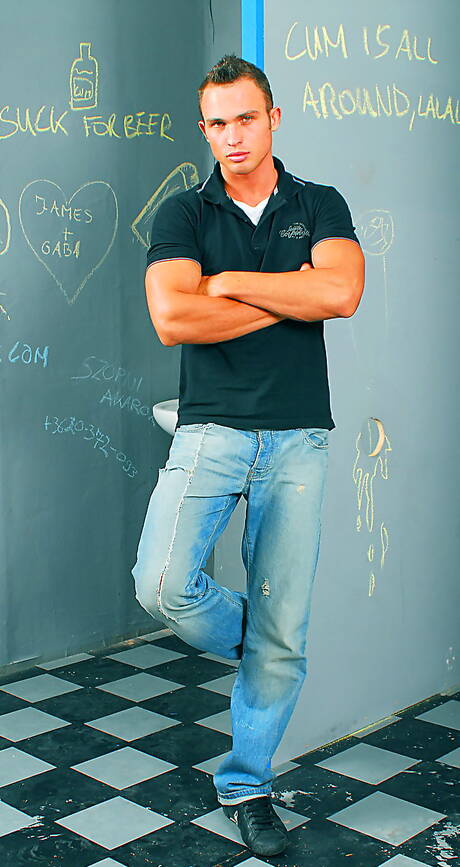 Visconti Triplets: Beefcake Giuseppe Pardi undressing and showing tight ass