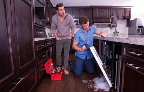 Gorący amerykański facet, mięsisty Jj Knight i przystojniak Casey Jacks ruchają się w dupę po ssaniu kutasa w kuchni