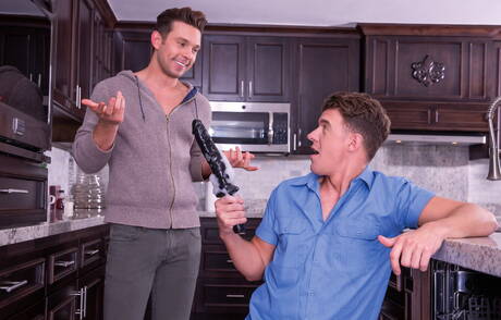 Gorący amerykański facet, mięsisty Jj Knight i przystojniak Casey Jacks ruchają się w dupę po ssaniu kutasa w kuchni