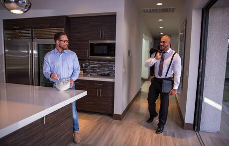 Der kräftige Holländer Logan Moore und der schwarze Adonis Jason Vario bei heißer Arschfick-Action in der Küche