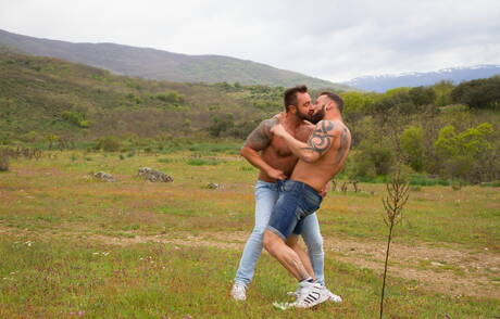 Martin Mazza und der spanische Bodybuilder Antonio Miracle ficken im Freien einen Arsch