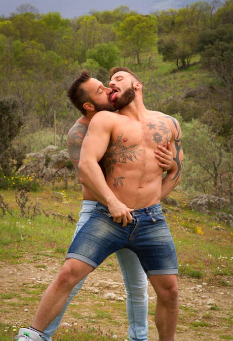Martin Mazza und der spanische Bodybuilder Antonio Miracle ficken im Freien einen Arsch