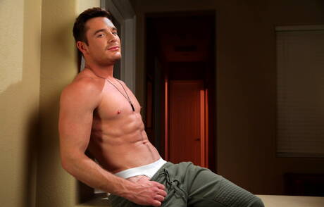 Zwei amerikanische Jungs, der kräftige Brent Corrigan und der kräftige Jack Hunter posieren nackt und zeigen ihren heißen Hintern