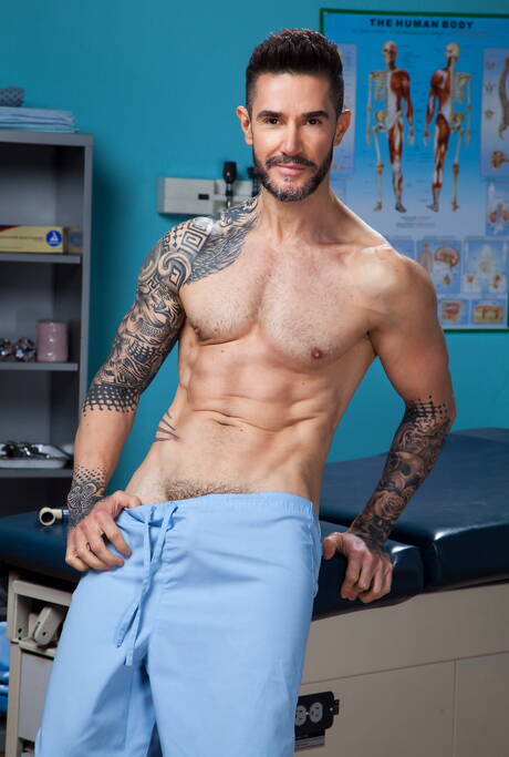 イギリスのカワウソのディーン・モンローとアメリカのマッチョのピアス・パリが熱いアナルセックスをする