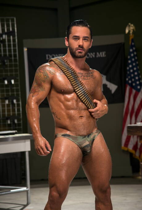 Die geilen Jungs Bruno Bernal, Michael Roman und Pierce Paris lutschen und ficken sich gegenseitig