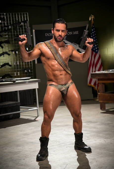 Die geilen Jungs Bruno Bernal, Michael Roman und Pierce Paris lutschen und ficken sich gegenseitig