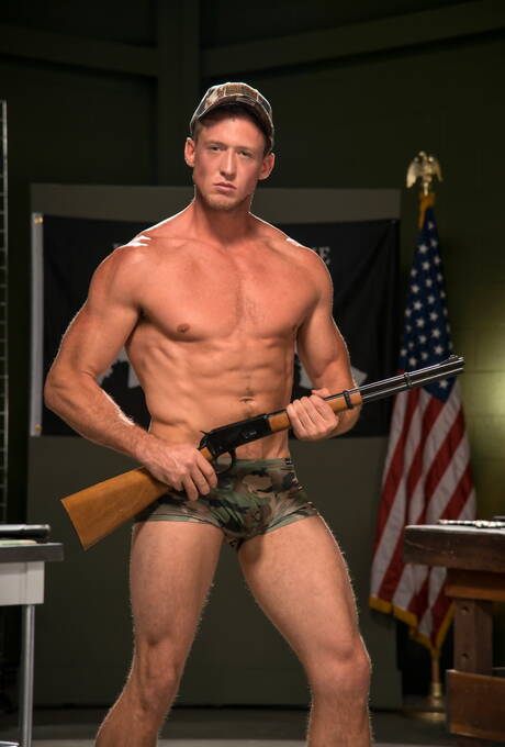 Die geilen Jungs Bruno Bernal, Michael Roman und Pierce Paris lutschen und ficken sich gegenseitig