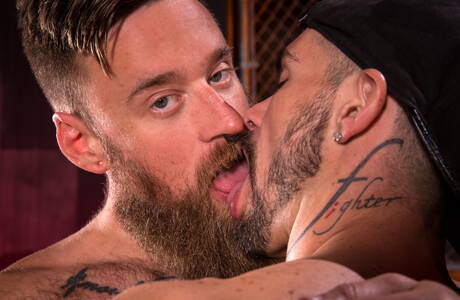 Der attraktive Typ Aarin Asker und der sexy Hoytt Walker lutschen und ficken sich gegenseitig