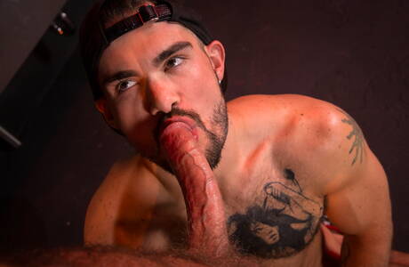 Der attraktive Typ Aarin Asker und der sexy Hoytt Walker lutschen und ficken sich gegenseitig