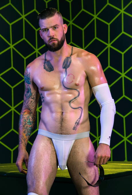 De gespierde Buck Richards en superhengst Eddie West zijn dol op elkaar