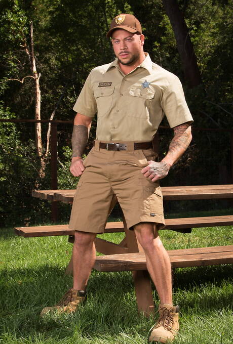 Der starke amerikanische Bulle Sean Duran und der schwarze Muskelprotz Jason Vario haben eine heiße Pärchenszene im Freien