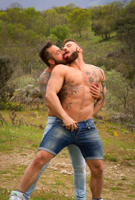 Martin Mazza und der spanische Muskelprotz Antonio Miracle lutschen und ficken sich gegenseitig im Freien