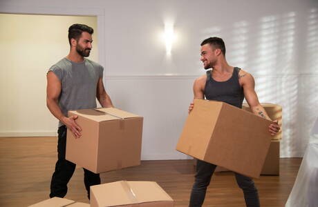 Mili amerykańscy chłopcy, kudłaty ogier Adam Ramzi i przystojny facet Beaux Banks w gorącej homoseksualnej scenie