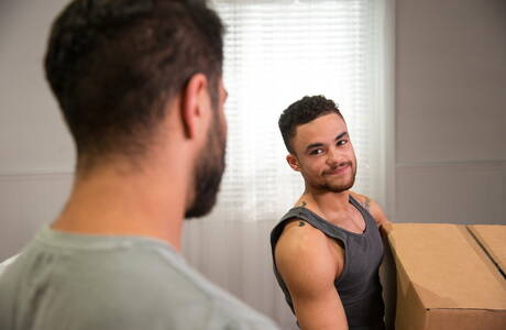 Mili amerykańscy chłopcy, kudłaty ogier Adam Ramzi i przystojny facet Beaux Banks w gorącej homoseksualnej scenie