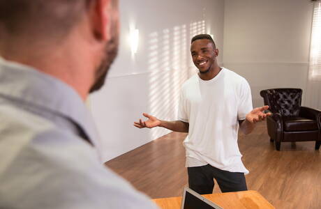 Gorący amerykańscy faceci superstudent Wesley Woods i superstudent Pheonix Fellington w gorącej międzyrasowej akcji ruchania w tyłek