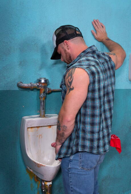 Hot americans, hairy stud Tegan Zayne and stud Sergeant Miles have a good oral sex in bathroom