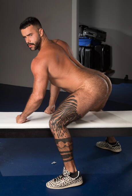 Gorący francuski miś Teddy Torres i Lorenzo Flexx w scenie ssania penisa