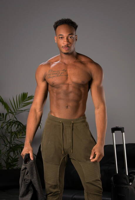 El corpulento Buck Richards y el fornido negro Trent King hacen el amor interracial