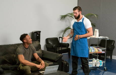 El corpulento Buck Richards y el fornido negro Trent King hacen el amor interracial