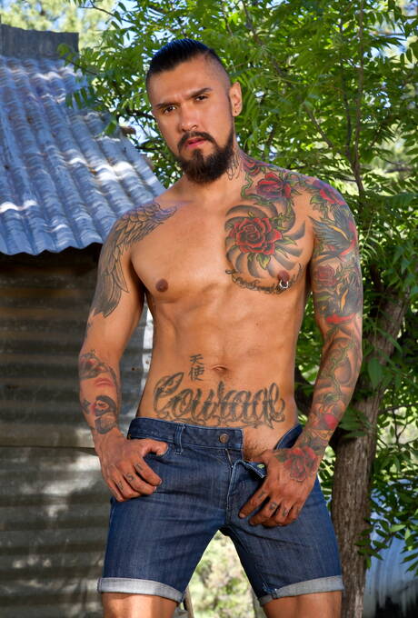 Mili amerykańscy kumple, muskularny Boomer Banks i dobrze zbudowany David Benjamin ruchają się po obciąganie na zewnątrz