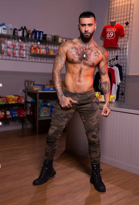 푸에르토리코의 건장한 체격의 리크 요크와 미국의 건장한 체격의 네이트 스테트슨이 콕 빨기 장면을 촬영했다.