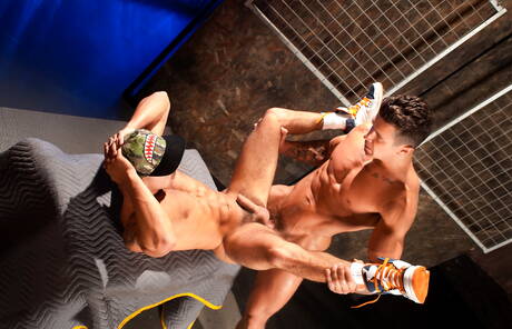 Pretty american guys well-built Chris Tyler and well-built Trenton Ducati have anal sex