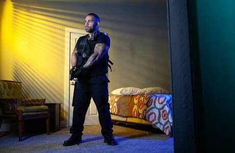 Raging Stallion: たくましい体格のロレンゾ・フレックスと黒檀のような筋肉質のジェイ・ランドフォードが白黒の愛を交わす