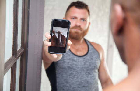 Seksowni Amerykanie, gejowski miś Riley Mitchel i muskularny Max Konnor w czarno-białym stroju miłosnym