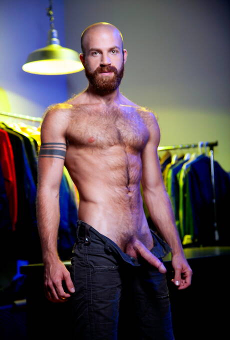 Kanadischer haariger Bär Drake Masters und James Stevens in einer Schwanzlutschszene