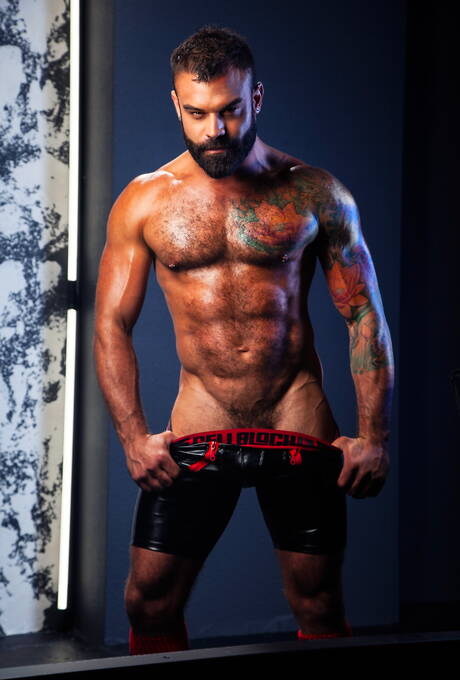 Raging Stallion: American hairy stud Tegan Zayne and canadian mature bear Drake Masters fuck ass after sucking