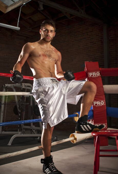 La loutre américaine Tommy Defendi se déshabille et montre ses fesses