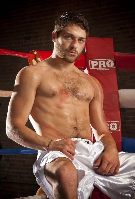 La loutre américaine Tommy Defendi se déshabille et montre ses fesses